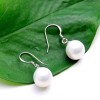 Boucles d'oreilles pendantes perles blancjes